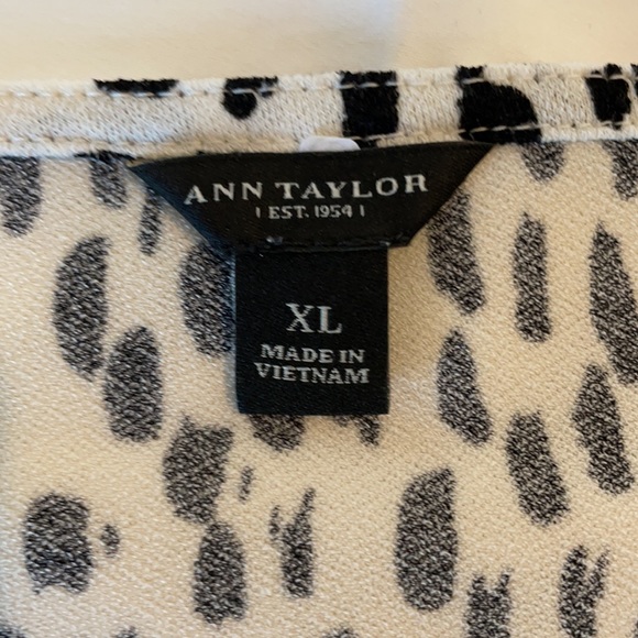 Very Nice Ann Taylor Sleeveless top. Stretchy! Women’s size XL - Picture 2 of 3